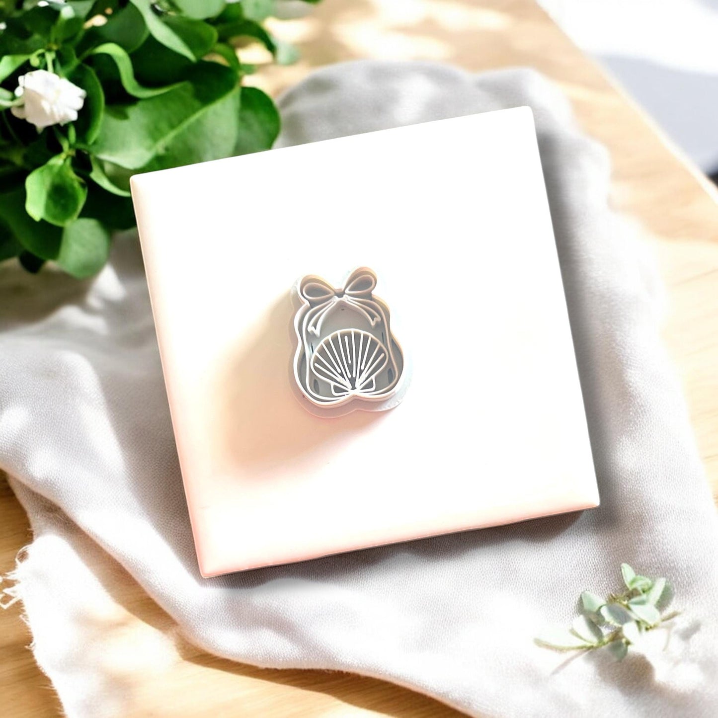 Seashell gift bag cutter with bow detailing, for polymer clay jewelry and summer accessories.