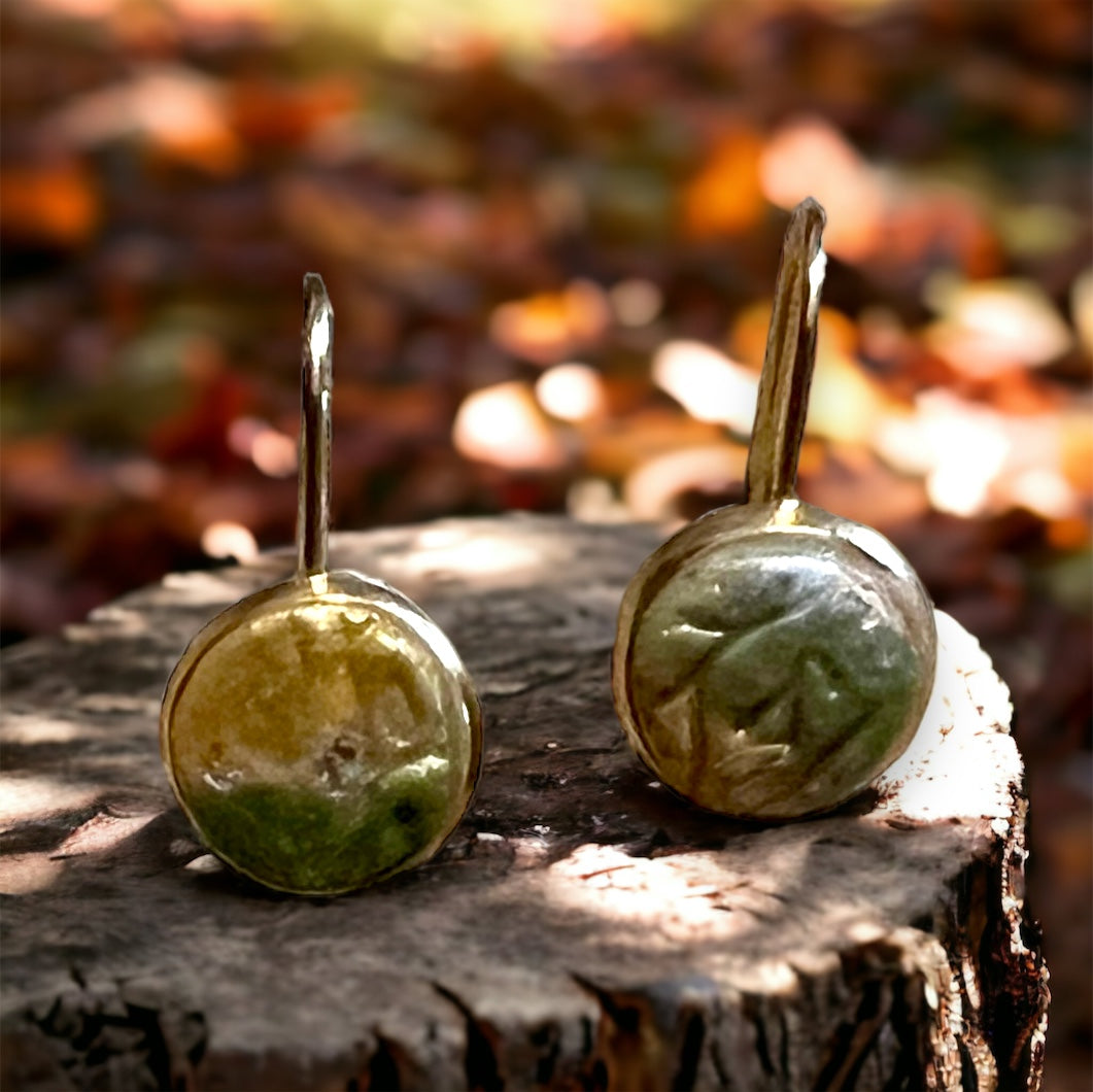 Nature-inspired dangle earrings in earthy beige and olive green tones, with handcrafted texture reflecting autumn elegance. 