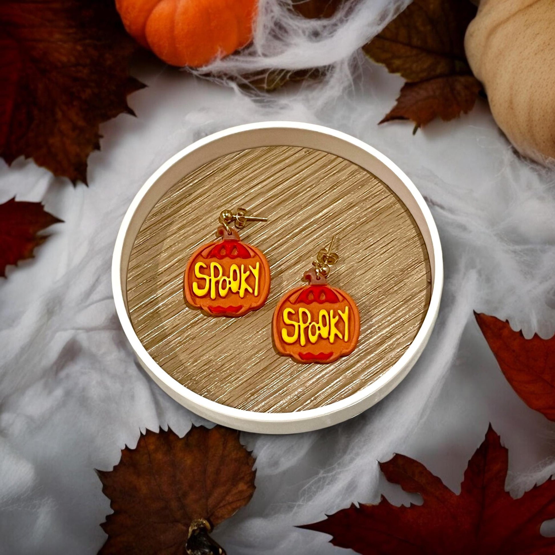 Finished spooky pumpkin earrings in Halloween setting