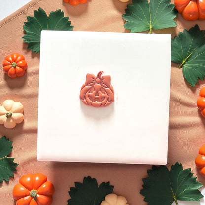 Halloween jack-o&#39;-lantern clay imprint with bow detail