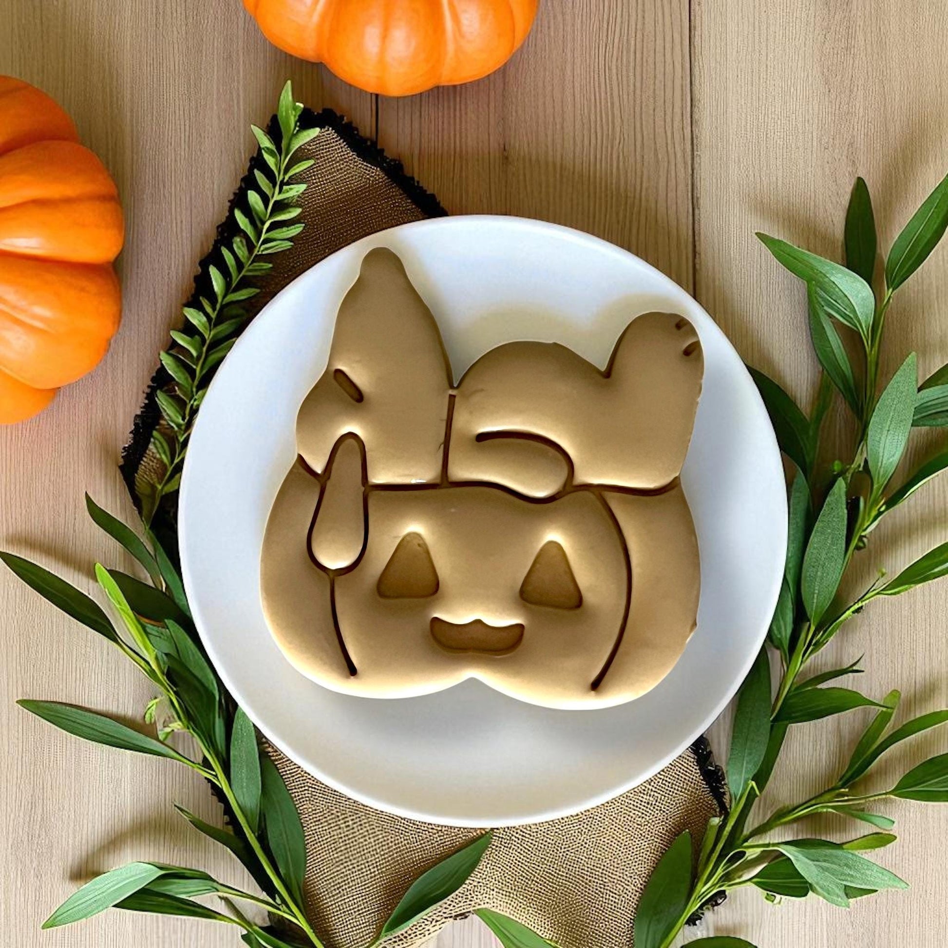 Large beagle pumpkin clay design on white plate