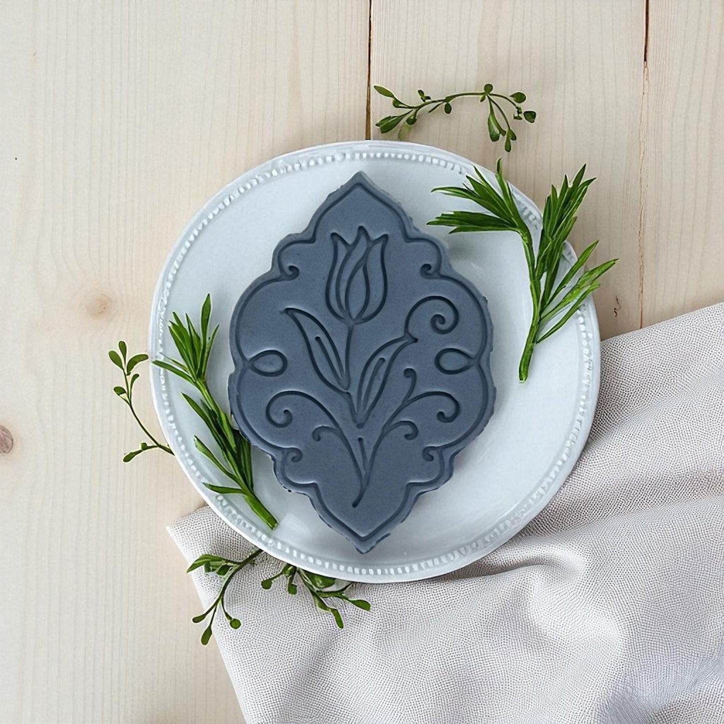 Large gray tulip floral clay design on round white plate