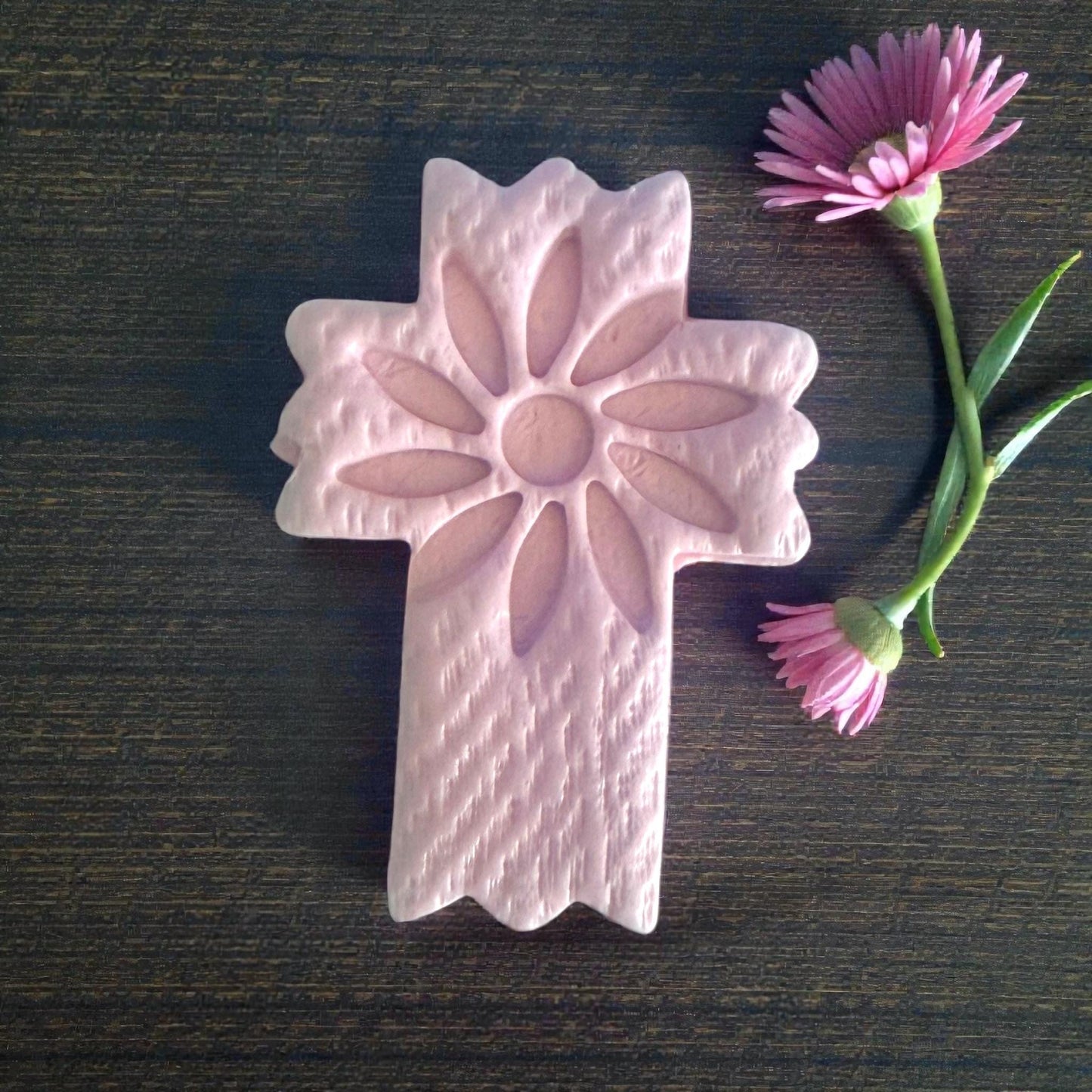 closeup of daisy cross clay impression
