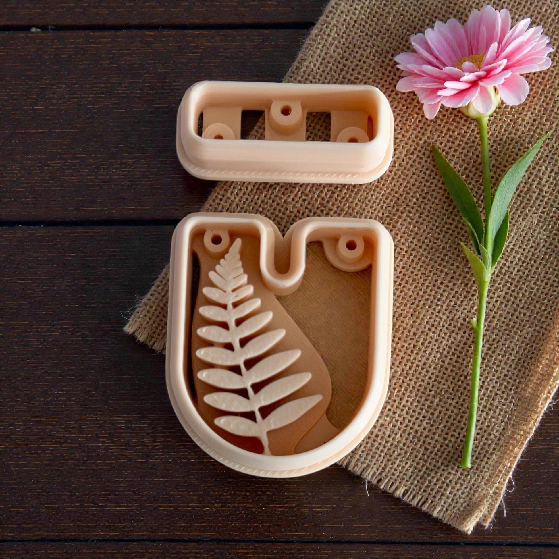 U-shape fern cutter set displayed with flower on burlap