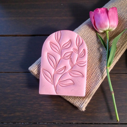 large leaf arch clay impression with tulip