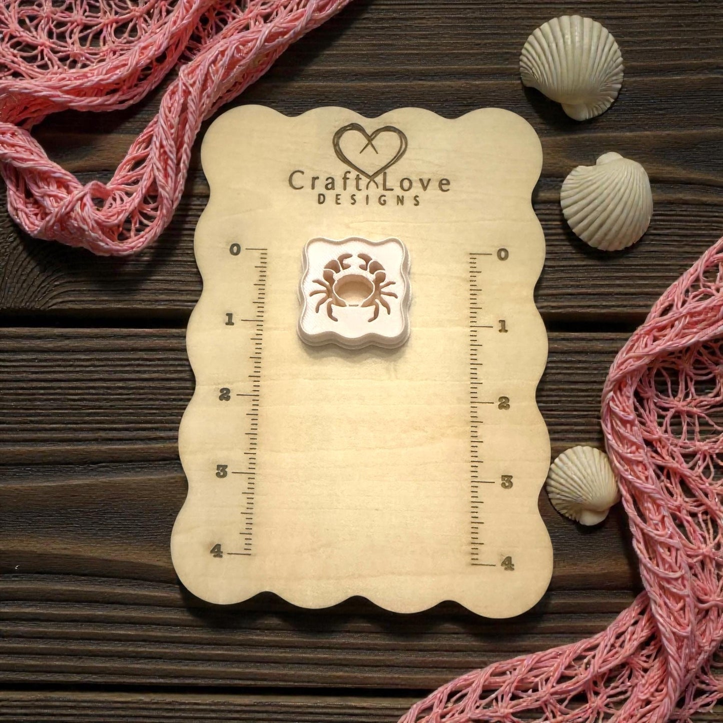 single scalloped crab imprint on wooden size board with shells