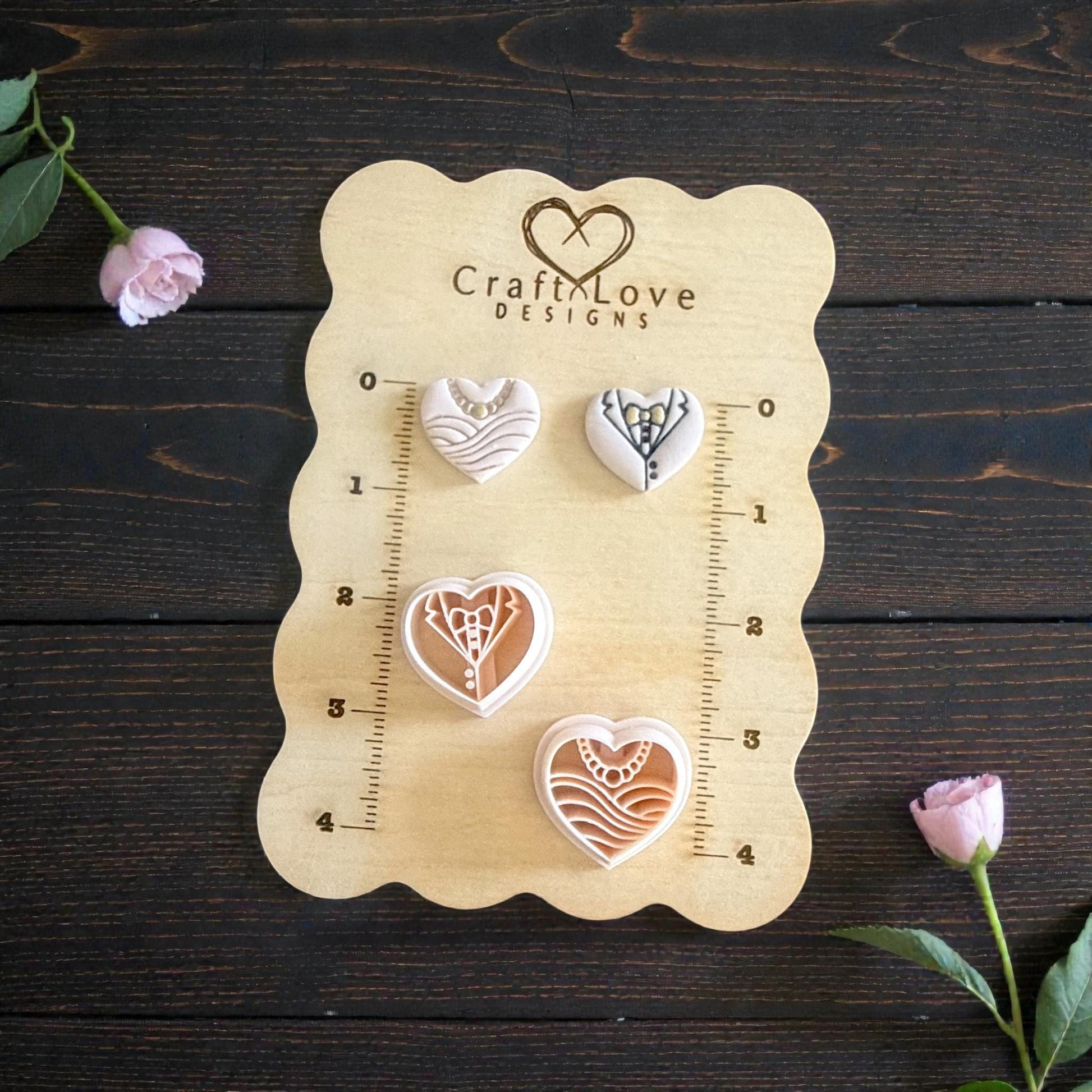 full bride groom cutter set displayed