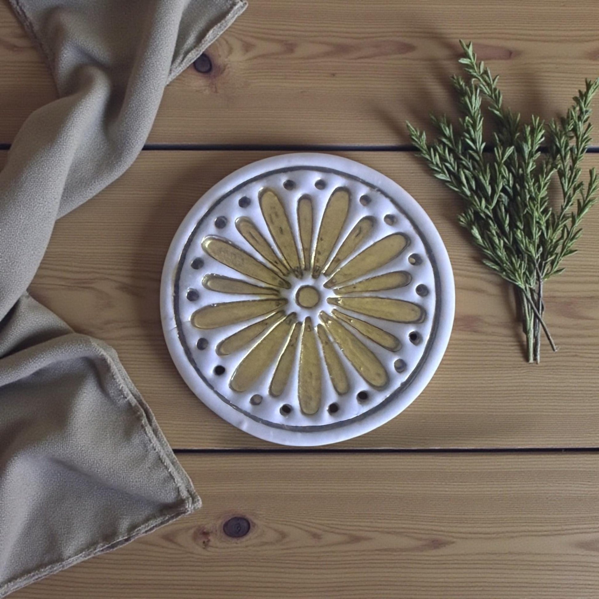 round daisy cutter gold clay