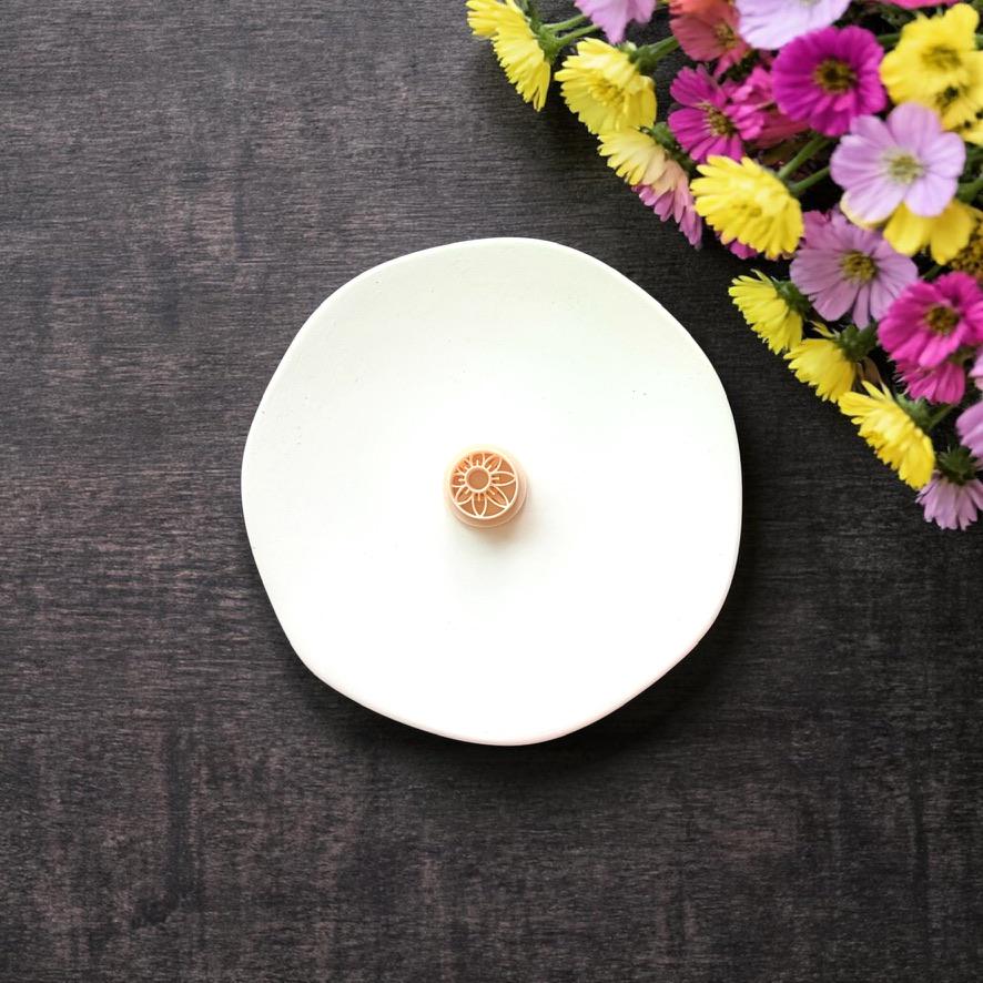 Fine detail daisy cutter impression shown on white surface