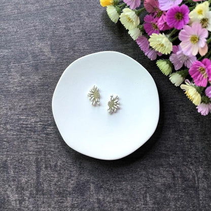 Fine detail daisy cutter impression shown on white surface